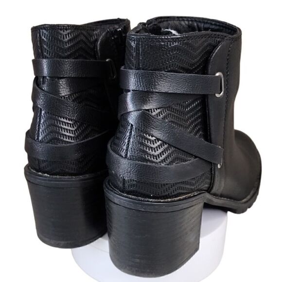 Baretraps- Women’s Hensley Black Vegan Faux Leather Bootie Ankle Boots, 6.5 - Picture 7 of 13